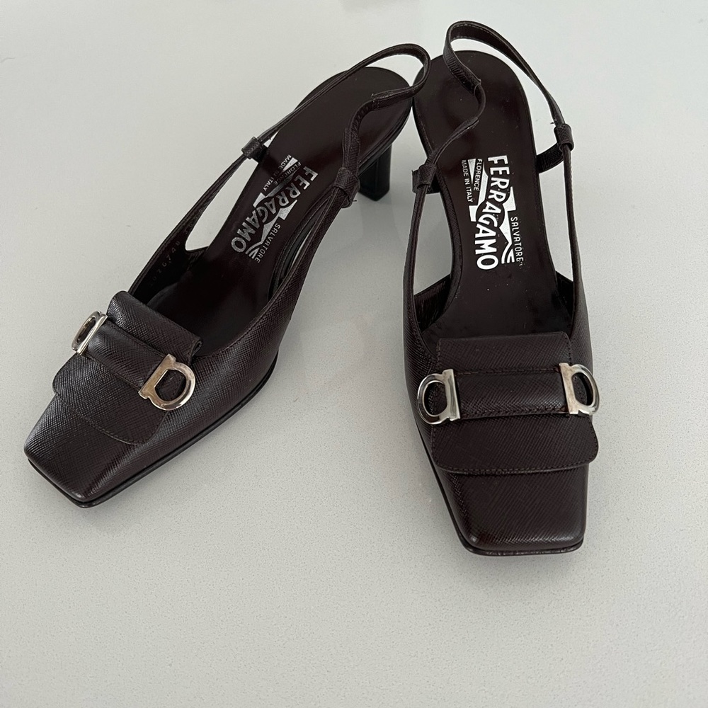 Salvatore Ferragamo middle high heel shoes size 7 B